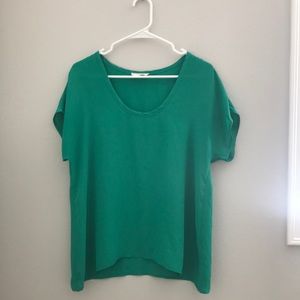 Green scoop neck short sleeve shirt